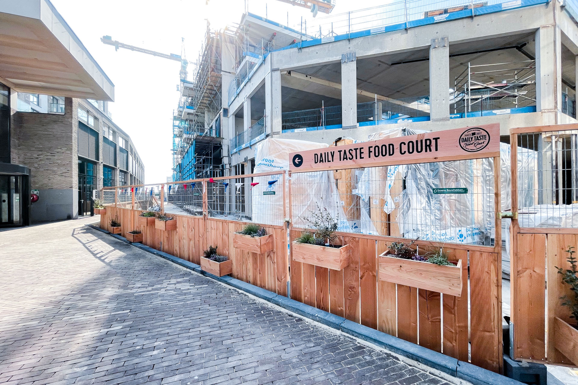 houten signing maatwerk groene bouwhekken SROI Den Haag