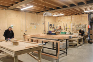 Overzicht houtwerkplaats productie houten bouwhekken