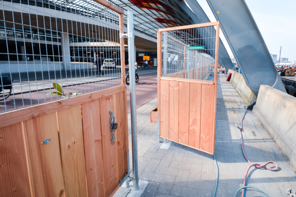 Loopdeur houten bouwhek groenebouwhekken