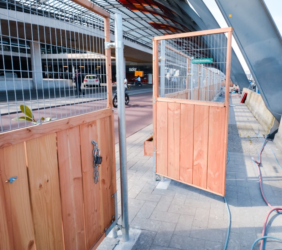 Loopdeur houten bouwhek groenebouwhekken